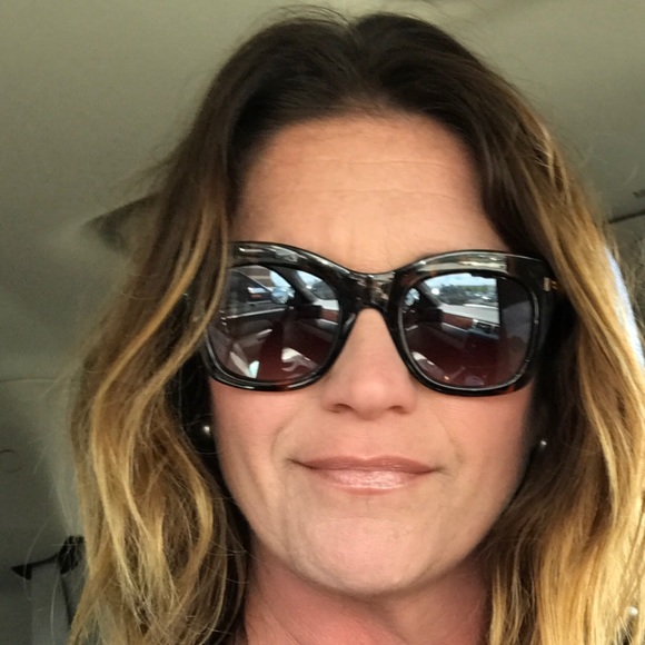 Meet your Posher, Roxanne POSH AMBASSADOR ⚜️💜💚💛 - Picture 2 of 8